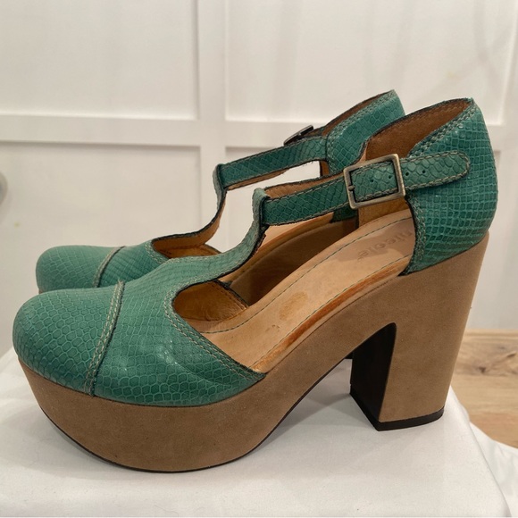 Nicole Relish Green T-Strap platform shoes - Picture 6 of 13